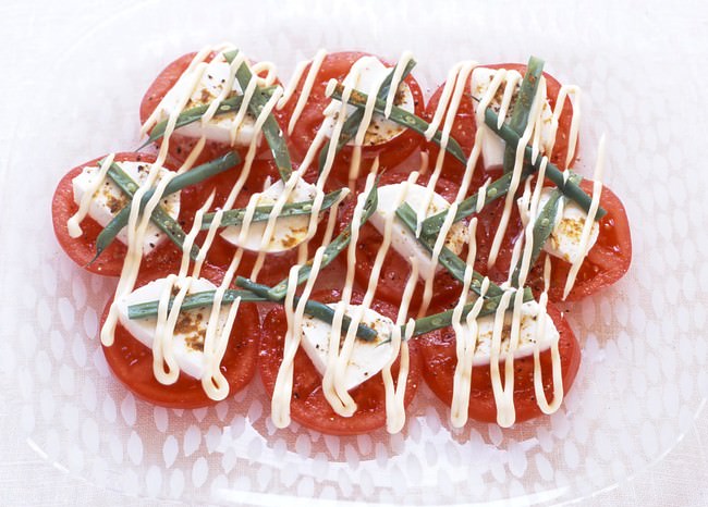 トマトとモッツァレラの線描きサラダ