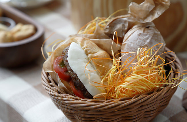 自家製サルシッチャとモッツァレラチーズのホットサンド。ハンバーガースタイルのマルゲリータです。