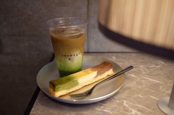 大阪の人気カフェ監修のコーヒー豆を使用　「グリーンティー・ラテ・プレッソ」が看板メニュー 「紡 cafe」京都駅前に8/29（土）オープン　オープン記念Instagram投稿でドリップパックプレゼント