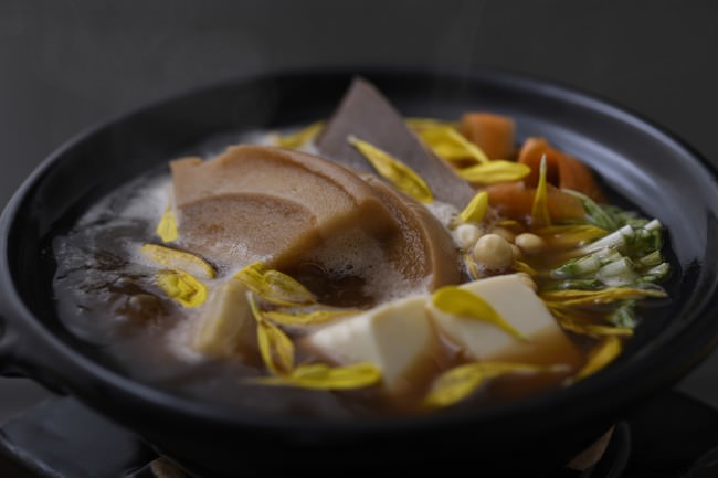 煎り大豆出汁の精進鍋。煎り大豆と赤味噌の上澄みで味をつけたお出汁でいただく鍋