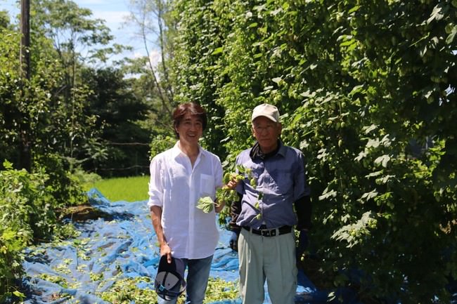ホップ農家の浅川さん(右)と、サンクトガーレン岩本(左)