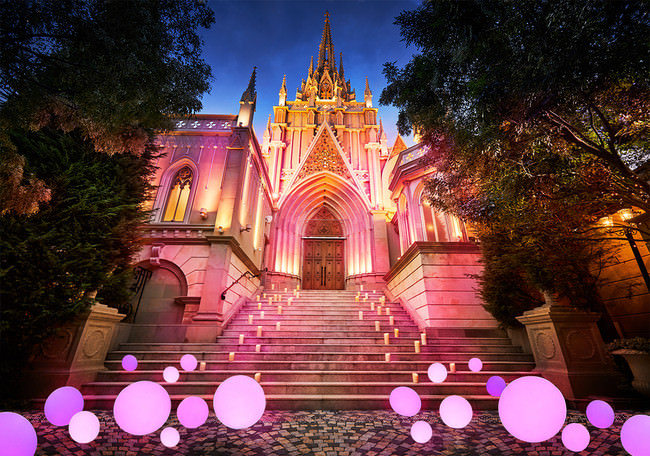 通常は金色に輝く夜の大聖堂が、10月4日（日）限定でピンク色にライトアップされる（画像はイメージ）