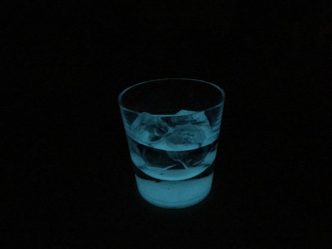 「獺祭 純米大吟醸 磨き二割三分」をロックで提供。グラスは底が光り、この明かりをもって空間は完成します。