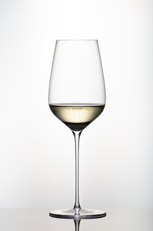 スパークリングから赤ワインまであらゆるワインの美味しさを最大限に引き出す万能グラス「ルニヴェルセル」