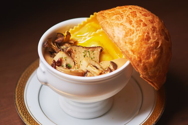 ポルチーニ茸のパイ包みスープ