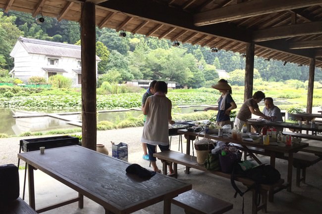 BBQテラスの向こうの土蔵。奥には庄屋屋敷が佇む