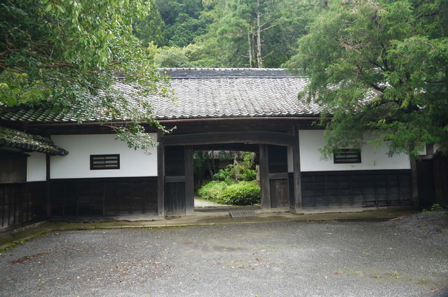 花菖蒲圃場横にある長屋門。屋敷への入り口。