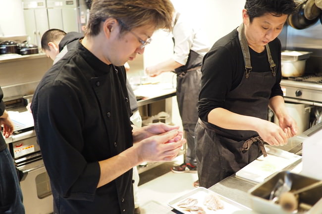 「29ONチーム」のシェフによる寿司修行の様子