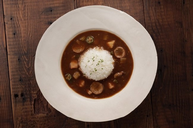 鶏肉とソーセージのスープ仕立て。ケイジャンスパイスで味付けしたルイジアナ州の伝統料理です。