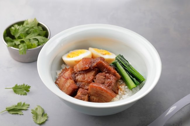 皮付きの豚バラ肉を、スパイスと共に醤油で甘辛く煮込んだ台湾のローカルフード。