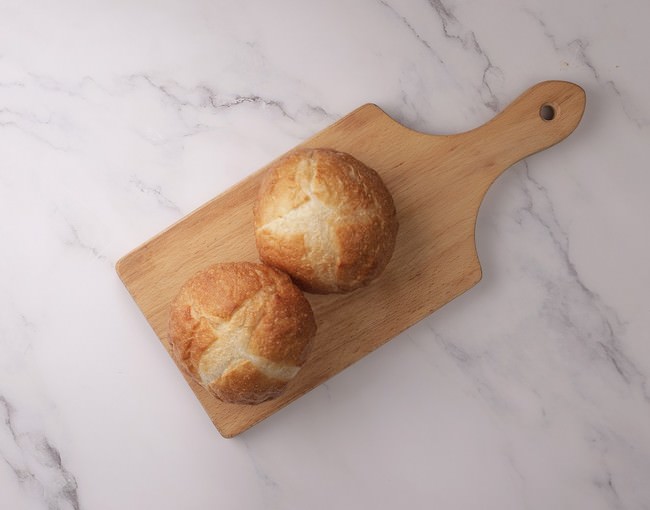 ブールはフランス語で「ボール」という意味。表面がパリッと、中はもっちりとした口どけの良い食感が特徴のパン。