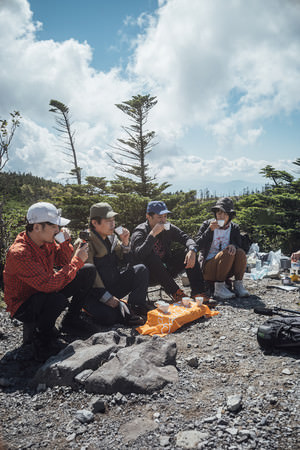 山頂にてティスティング　（写真：西槇太一）