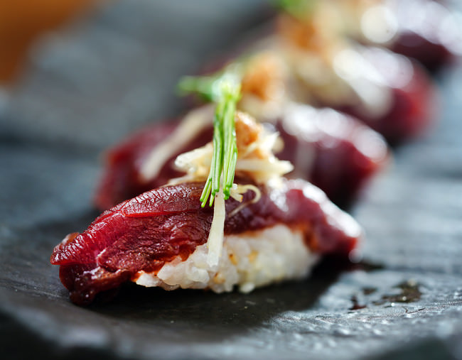 桜肉の漬けとベジマカのアテ寿司（980円）刻んだマカを混ぜたシャリを桜肉と合わせ寿司に。酢漬けにしたマカのガリ・千切りにしたマカと芽葱を添えました。