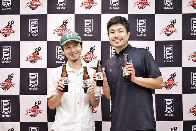 大阪エヴェッサの合田怜選手（右）とDerailleur Brew Worksの伊藤ブリュワー