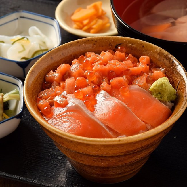 『知床斜里産秋鮭の親子漬け丼定食』1,290円（税抜）