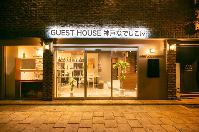 入口は「GUESTHOUSE 神戸なでしこ屋」が目印です