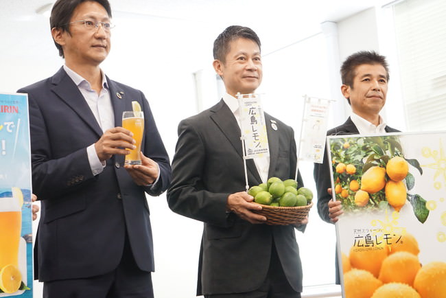 表敬時の湯崎知事(中央)　キリンビール株式会社　石塚統括本部長（左）