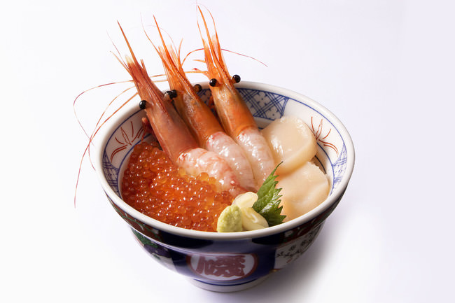 人気のトリオ♪ ぼたん海老・ホタテ・イクラの丼 988円（税抜）