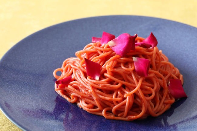 薔薇のポモドーロパスタ：トマトのパスタに自家製トマトソースを絡め、ベーコン・フレッシュトマトを和え、真っ赤な薔薇をちらしたスパゲッティ