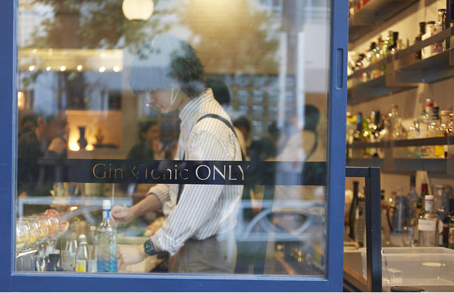 外からも視認性の良い店内。