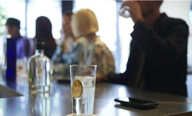 バーカウンターでジンを眺めながら、カジュアルに楽しめる雰囲気。