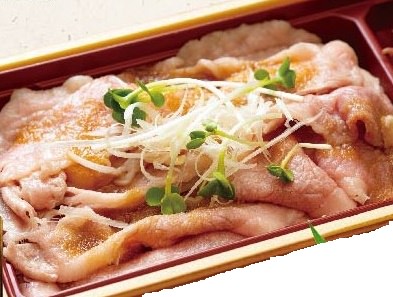 【土佐あかうしの牛飯弁当】「土佐あかうし」は高知県内でしか飼育されていない「高知の和牛」。この土佐あかうしの薄切り肉をサッと湯を通し、少し酸味の効いた特製の和風おろしダレでさっぱりと仕上げました。