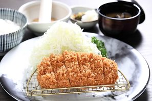 ■ロースかつ定食  909円　ロースかつ、 メンチかつ