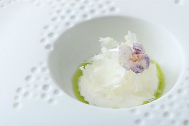 純粋な村娘“ラ・ベル”をイメージ。春菊のオイルで香りづけされたホワイトアスパラのババロアと、純白のカリフラワーの前菜。