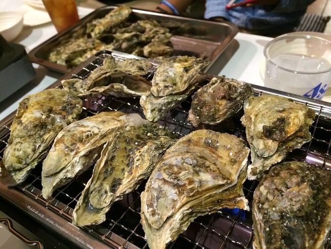 「牡蠣Ｑ家」の店主が全国各地の牡蠣の名産地を食べ歩いて、和歌山の皆様にこれこそは食べさせたいと熱望した産地「兵庫県・相生」「岡山県・日生」そして、東北の「宮城県・石巻」の港から直送、仕入れています