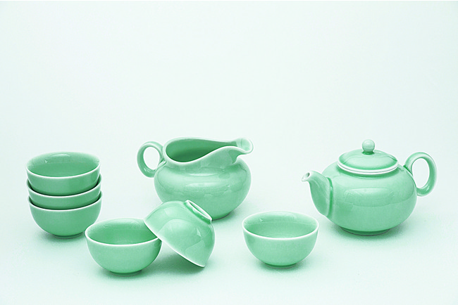 台湾の陶磁器産地「鶯歌」を代表する窯元「安達窯（ANTA POTTERY）」の茶器で提供