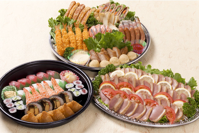 「左：パーティー握り寿司、右：季節野菜と合鴨ロースの和風サラダ、上：賑わいオードブル」