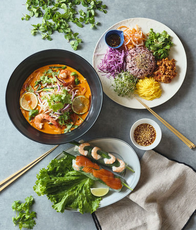 濃厚オマール海老ダシのトムヤムフォーとベトナムサラダご飯「コムアンフー」、人気の生春巻き