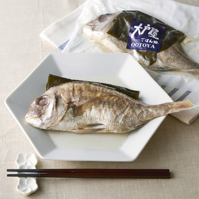 長崎県近海で獲れた真鯛を、余計なものを加えずふっくらと蒸しあげた「真鯛の昆布蒸し」