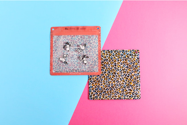 上記写真の右側はブルーの背面