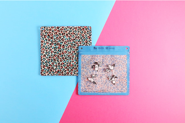 上記写真の左側はピンクの背面