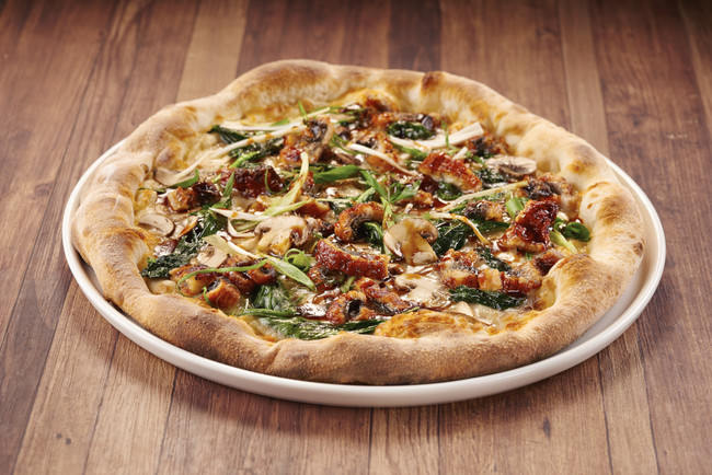 アメリカンレストラン「カリフォルニア・ピザ・キッチン」復刻メニュー『UNAGI PIZZA（ウナギピザ）』5日間限定販売