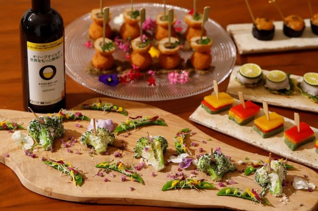 キャンペーンアンバサダーの精進料理シェフ野村大輔氏が、スペイン産オリーブオイルを活用したオリジナル「タパス」メニューを発表