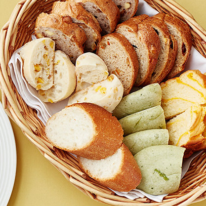 店内飲食の場合は8種類以上の自家製パンが食べ放題！