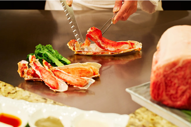 タラバ蟹のグリルは「北海道産山わさびソース」、「自家製ポン酢」、「蟹みそディップ」の3種のソースで楽しめる