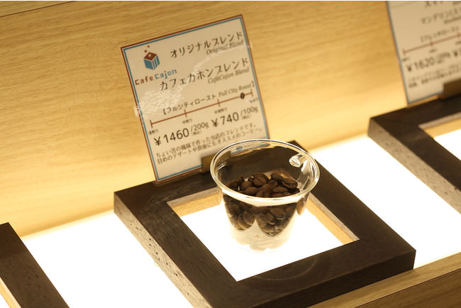 「作品としてのコーヒー豆」を表現した額縁風ディスプレイ