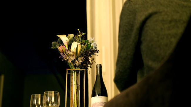 外出自粛の満月の夜にお花とワインで特別な一夜を。
