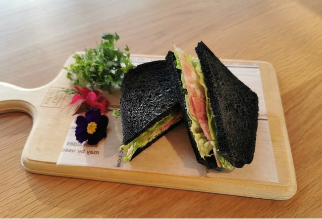 バレンタイン特別アフタヌーンティー「竹炭パンのサンドイッチ」　老廃物をデトックスする作用がある竹炭を練りこんだパンに、鎌倉ハムを挟んだ特製サンドイッチ。