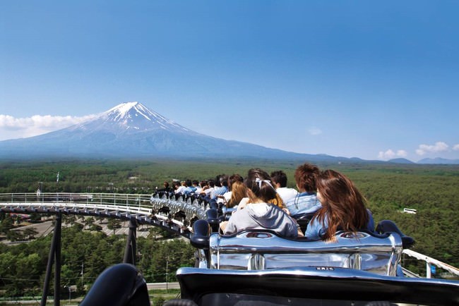 FUJIYAMAスカイデッキ」からは、コースター「FUJIYAMA」と同じ高さから 富士山が一望できる