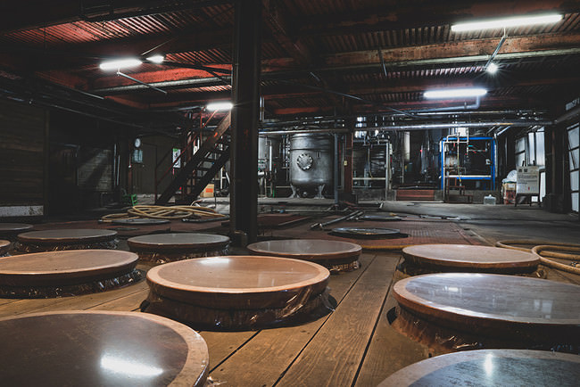 焼酎「新富」の醸造を手がける正春酒造（西都市）は、150年にわたって地域に密着した酒造りに取り組んでいます。