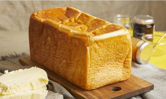 発酵バター高級食パン “やまびこ”800円 (税込864円)