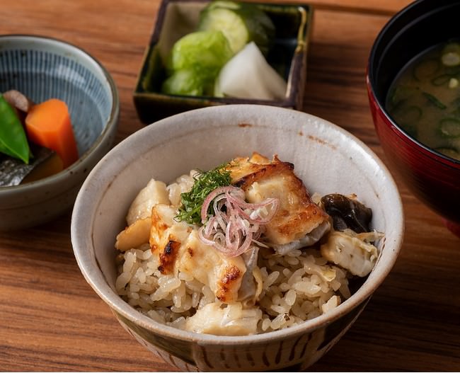 穴子めし。ふっくらした焼き穴子が贅沢に入る