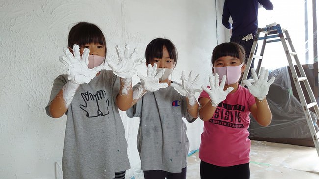 内装は地域の方々とDIY！子ども達が駄菓子屋の壁を漆喰で塗りました。