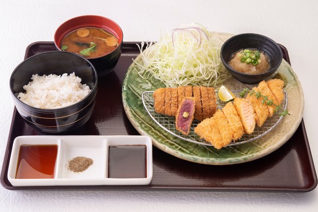 『牛ロースカツサーモン大トロカツ膳』