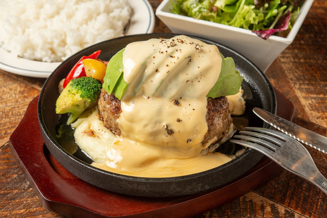 熟成牛ハンバーグ組み合わせ例（アボカド+チーズ）