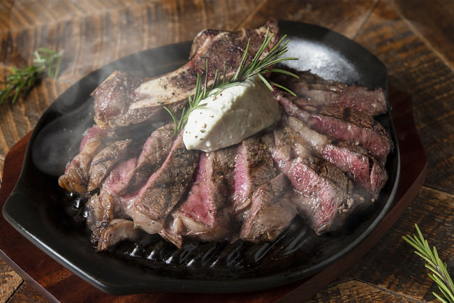 骨付きリブロースのビステッカ サワークリーム添え（3,980円+税）
